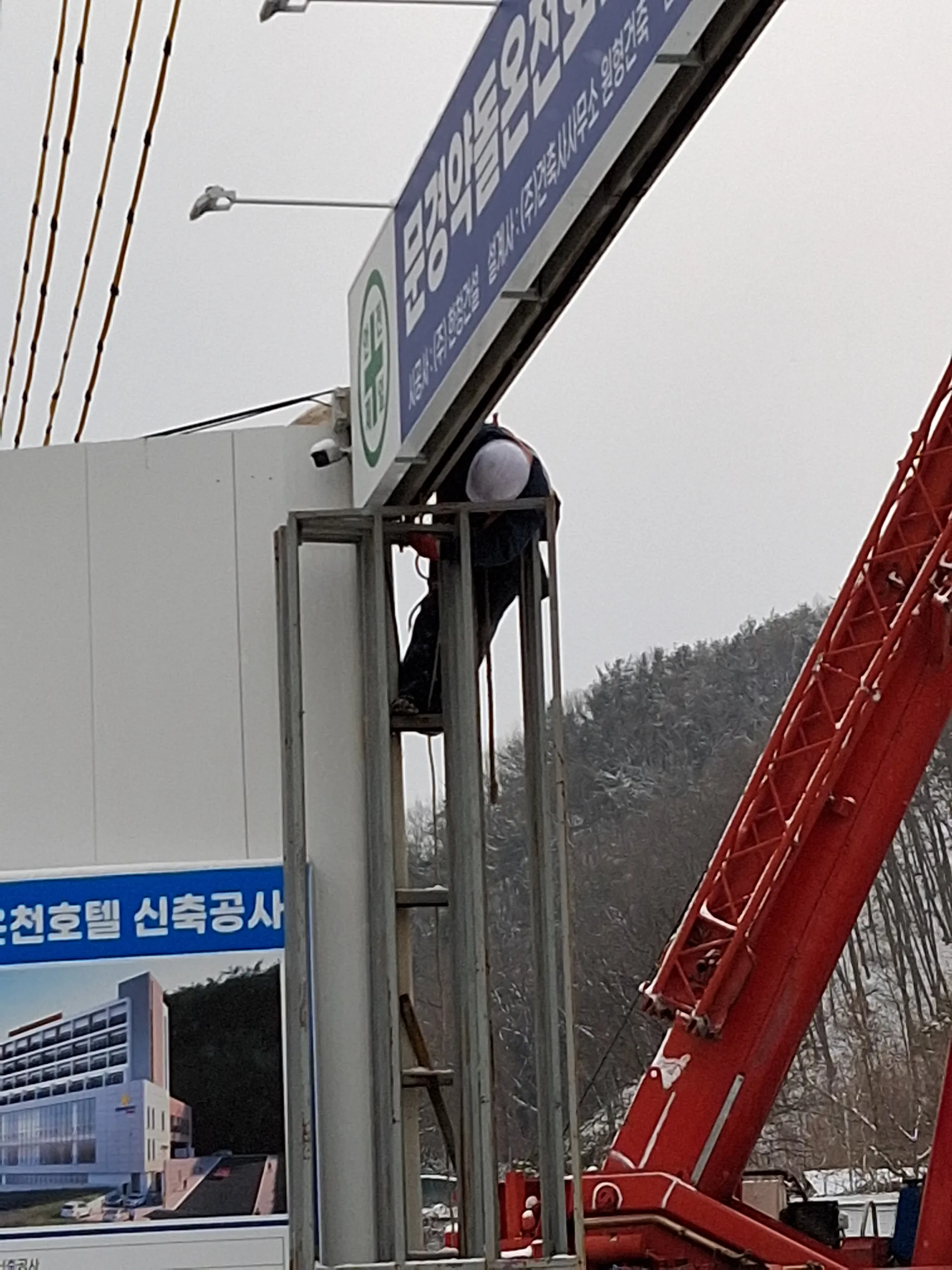 문경 공사현장 폴딩도어 수리,문짝2개 상단롤러 8개교체 사진 7