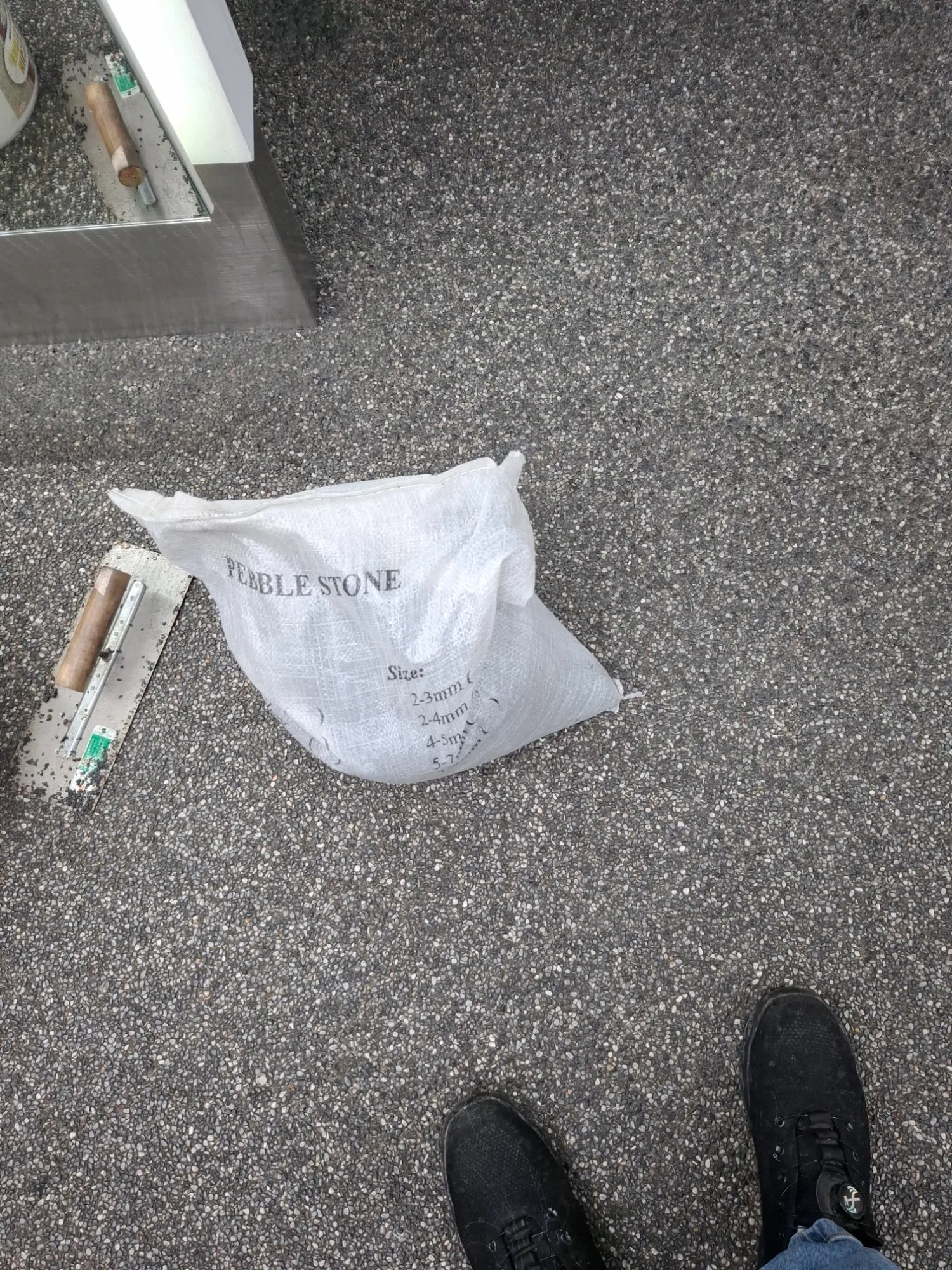홍대 무인사진관 콩자갈바닥 복원 패인 바닥 진회색 콩자갈보수 사진 5