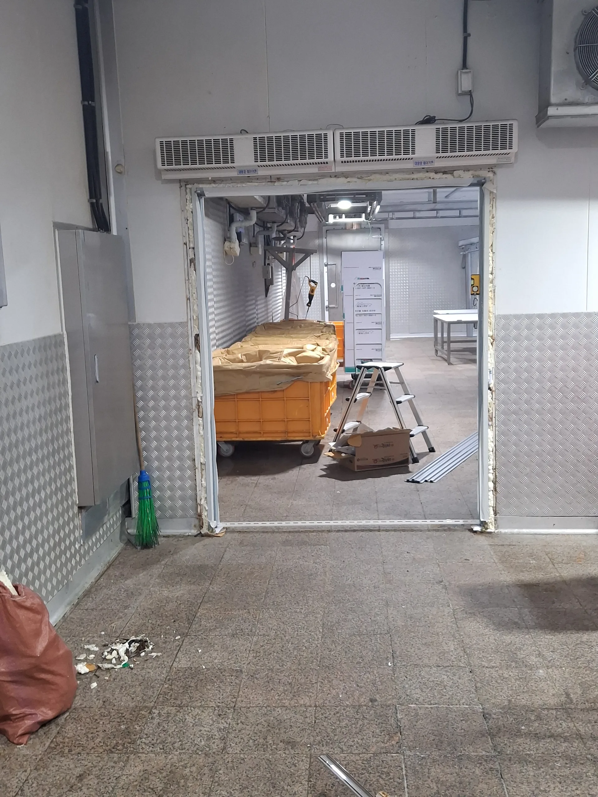 안양 공장 내부 판넬문 철거 후 비규격 비대칭 방화문 설치 사진 12