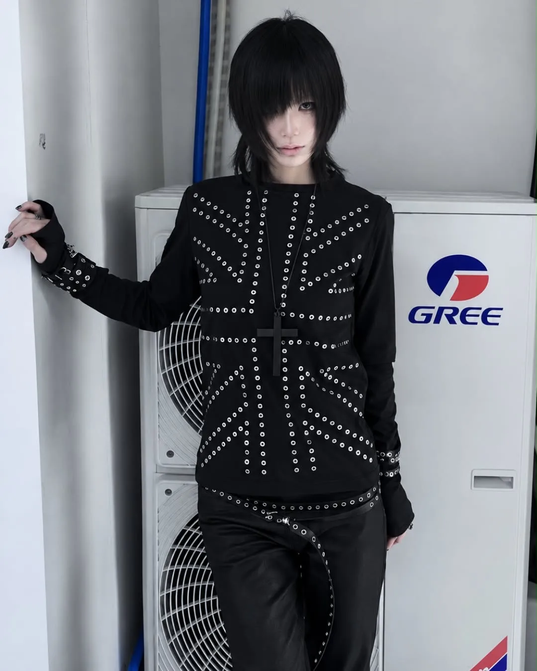 Iron Veil Eyelet Long Sleeve 설명 사진