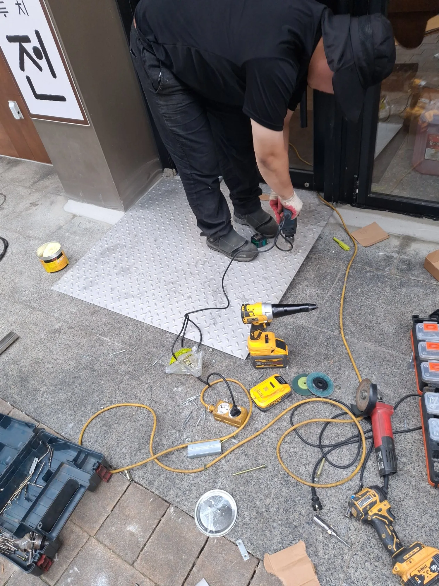 안양 식당 출입구 경사로 설치,스텐체크철판3t로 문턱단차 해결 사진 9