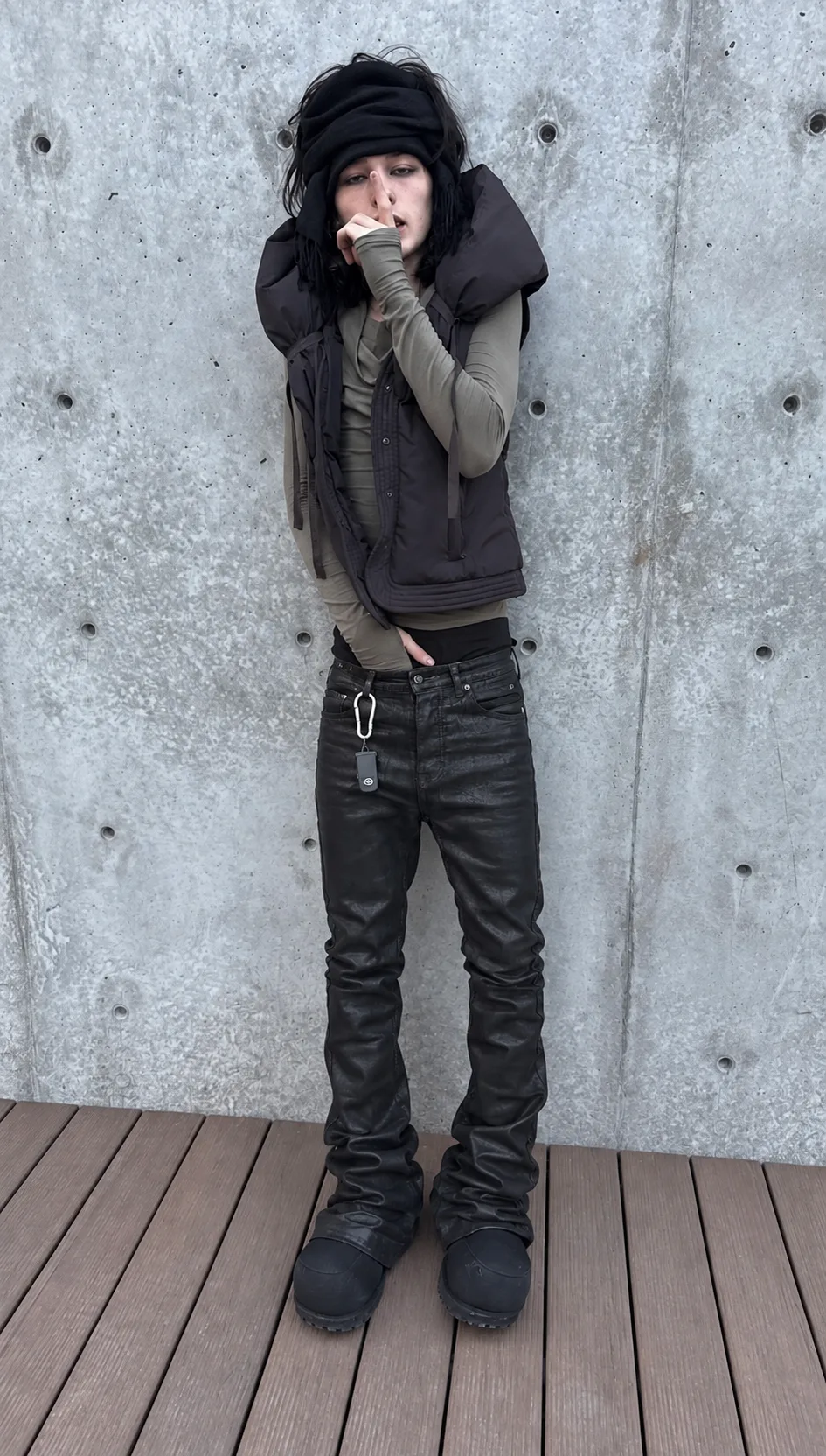 BLACK COATED STACKED DENIM PANTS 설명 사진