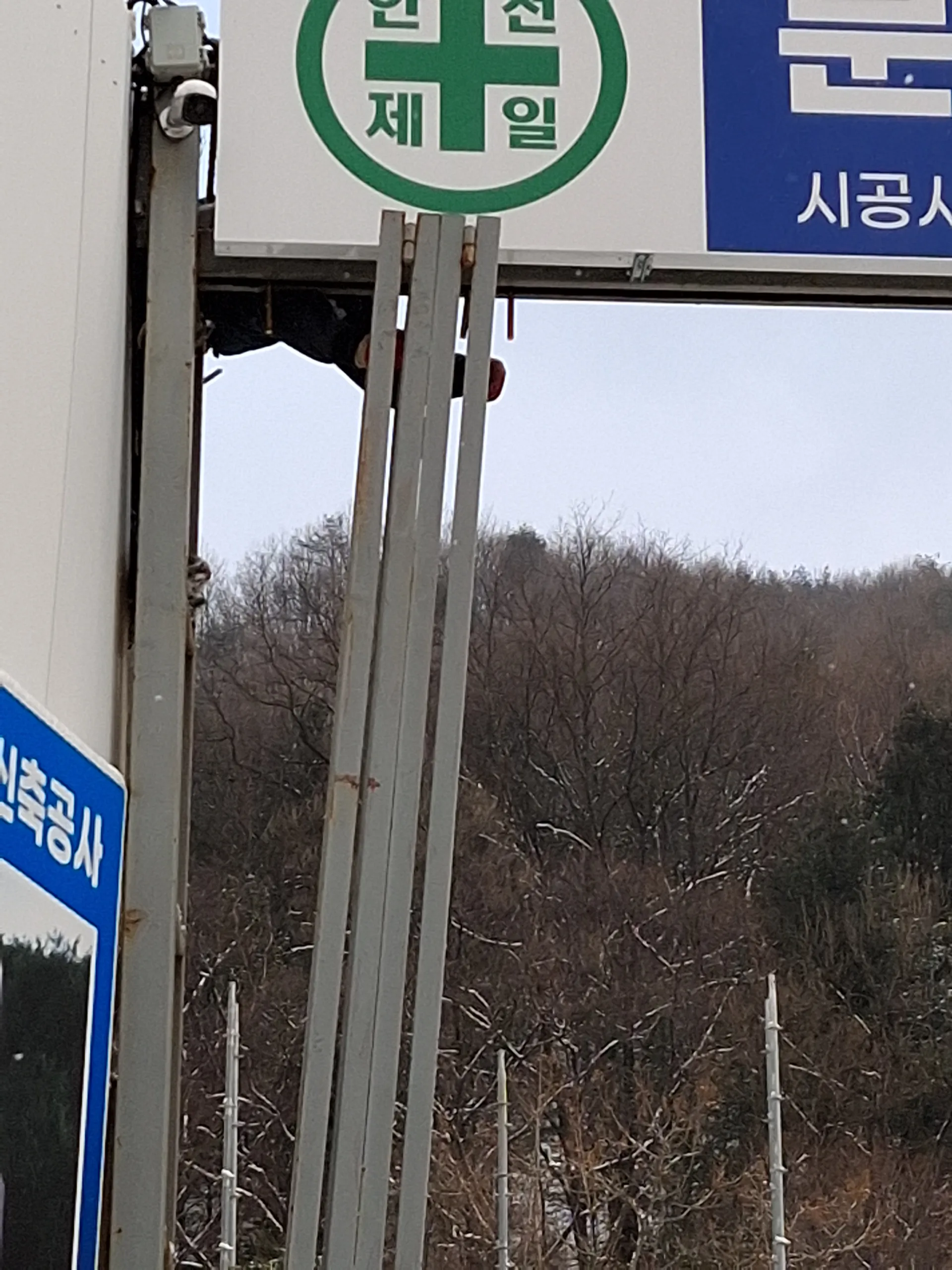 문경 공사현장 폴딩도어 수리,문짝2개 상단롤러 8개교체 사진 5