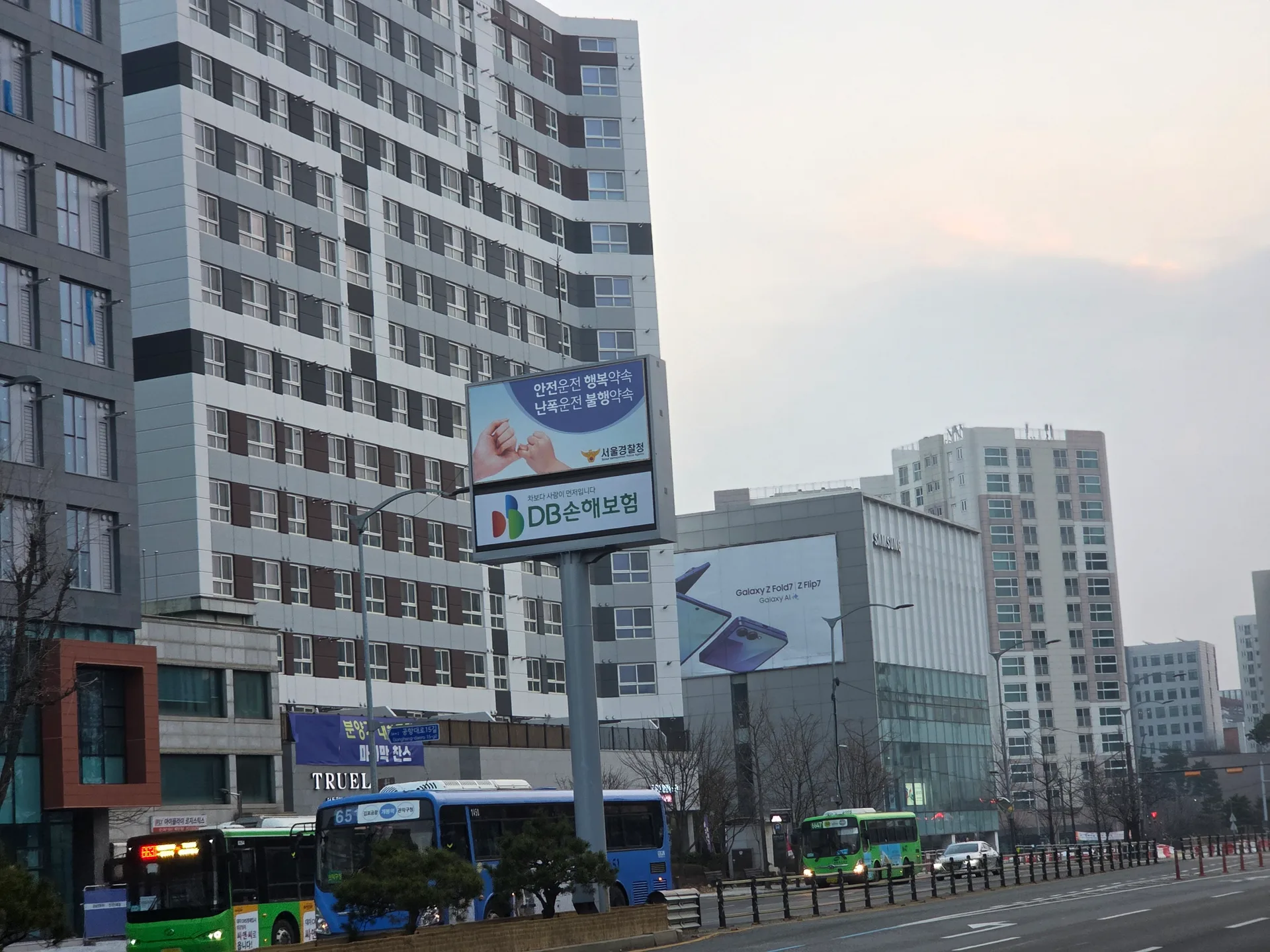 트루엘 HQ아파트 는 주변환경으로 김포공항 롯데몰(롯데백화점,롯데시네마,롯데마트),을
비롯하여 강서구청(2026년10월 준공예정),서울남부출입국관리소,강서세무서,마곡지구 코엑스
,이대서울병원 , 서울식물원 , 원그로브(이마트 트레이더스,교보문고),무인양품,유니클로등
유명기업과 MZ세대 선호도가 높은 다양한 식음료 브랜드,마곡나루역 다이소 등 다양한
생활 인프라와 ,LG사이언스파크 및 DL그룹(전 대림) 글로벌 자산운영사,코오롱 원앤온리 타워등
대기업들도 있으며,2026년 대명소노그룹 전 계열사와 티웨이항공 까지 입주하게되어 ,
마곡 직장인들의 직주근접 여건까지 갖추어져 있답니다.