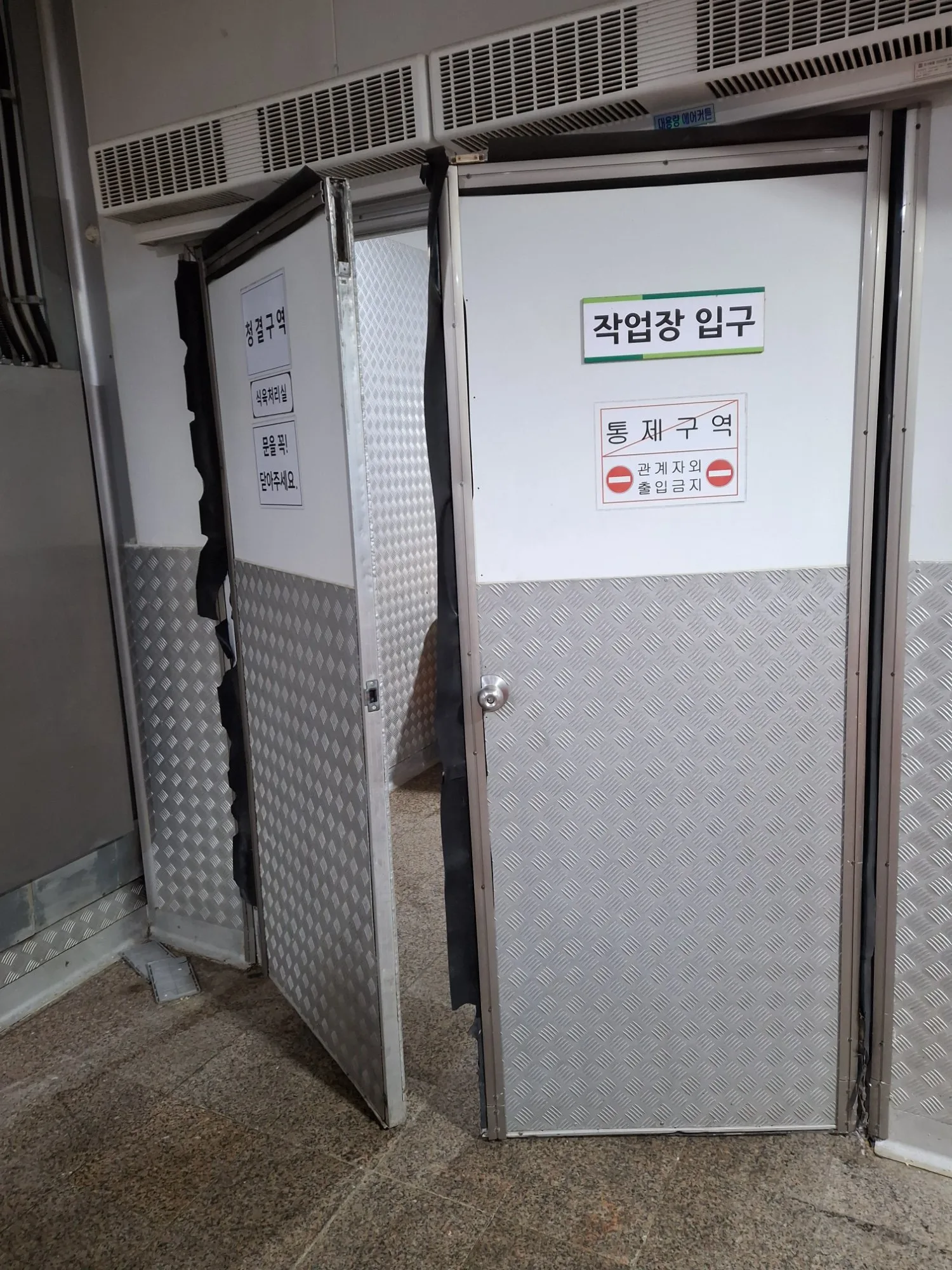 안양 공장 내부 판넬문 철거 후 비규격 비대칭 방화문 설치 사진 2
