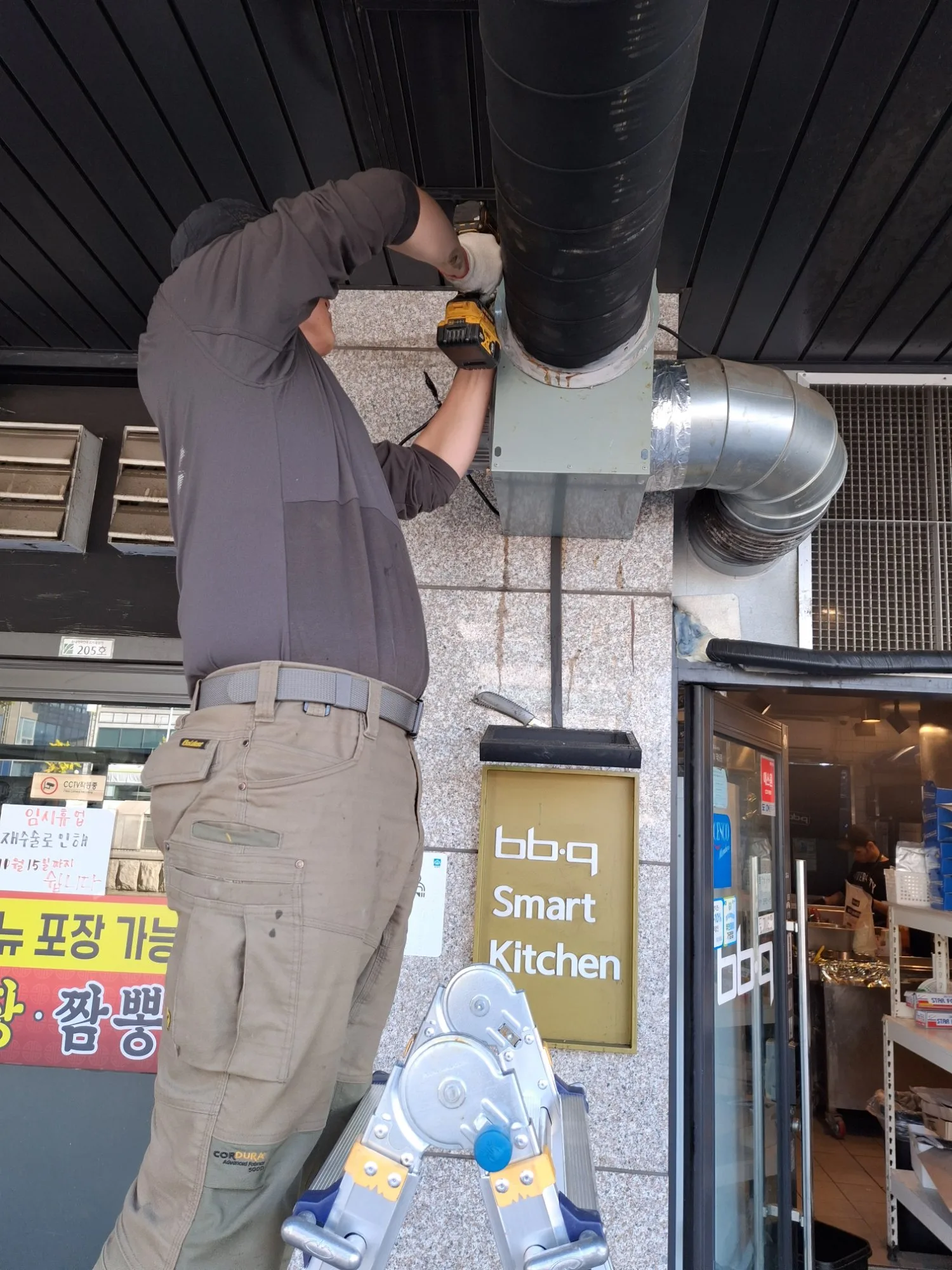 부천 치킨집 주방 시로코팬 교체,기름때로 고장난 1마력 배기팬 교체 사진 11