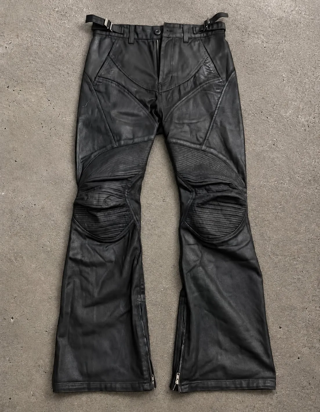 Arc Panel Coated Flare Pants 설명 사진