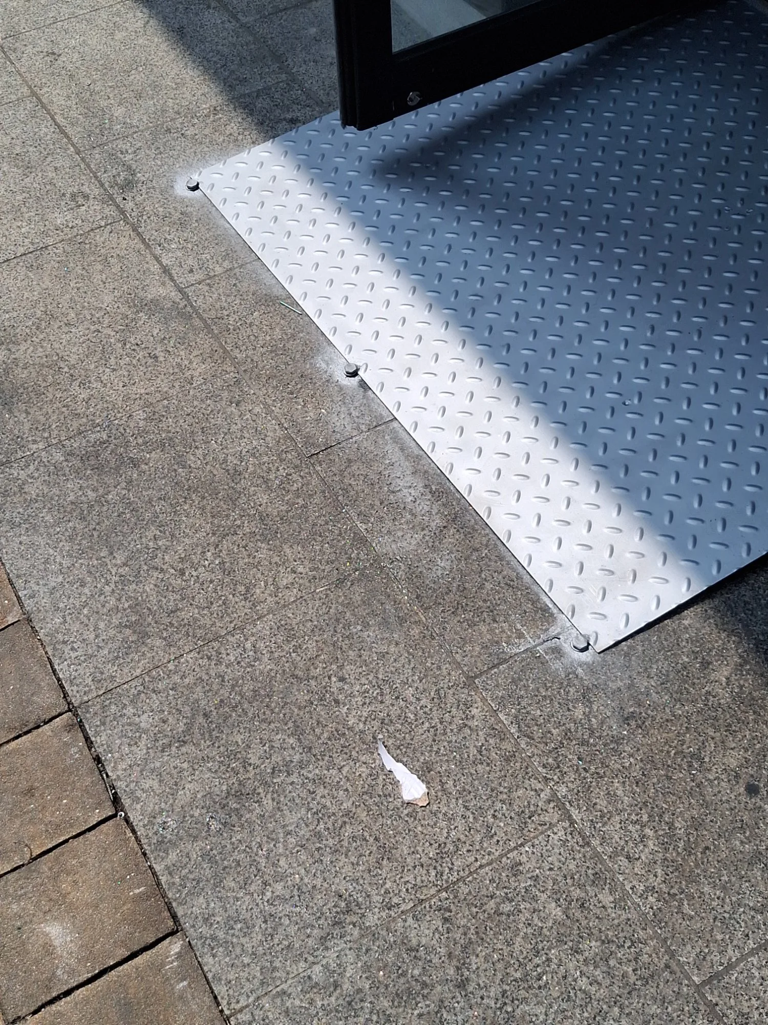 안양 식당 출입구 경사로 설치,스텐체크철판3t로 문턱단차 해결 사진 12
